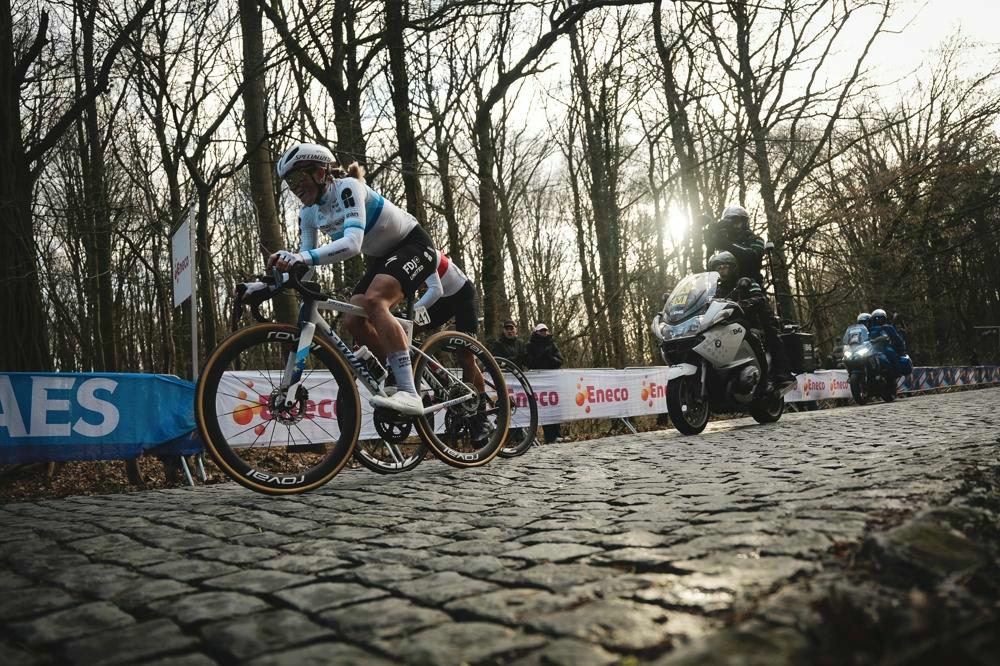 Vollering bat Niewiadoma-Phinney à l’arrivée