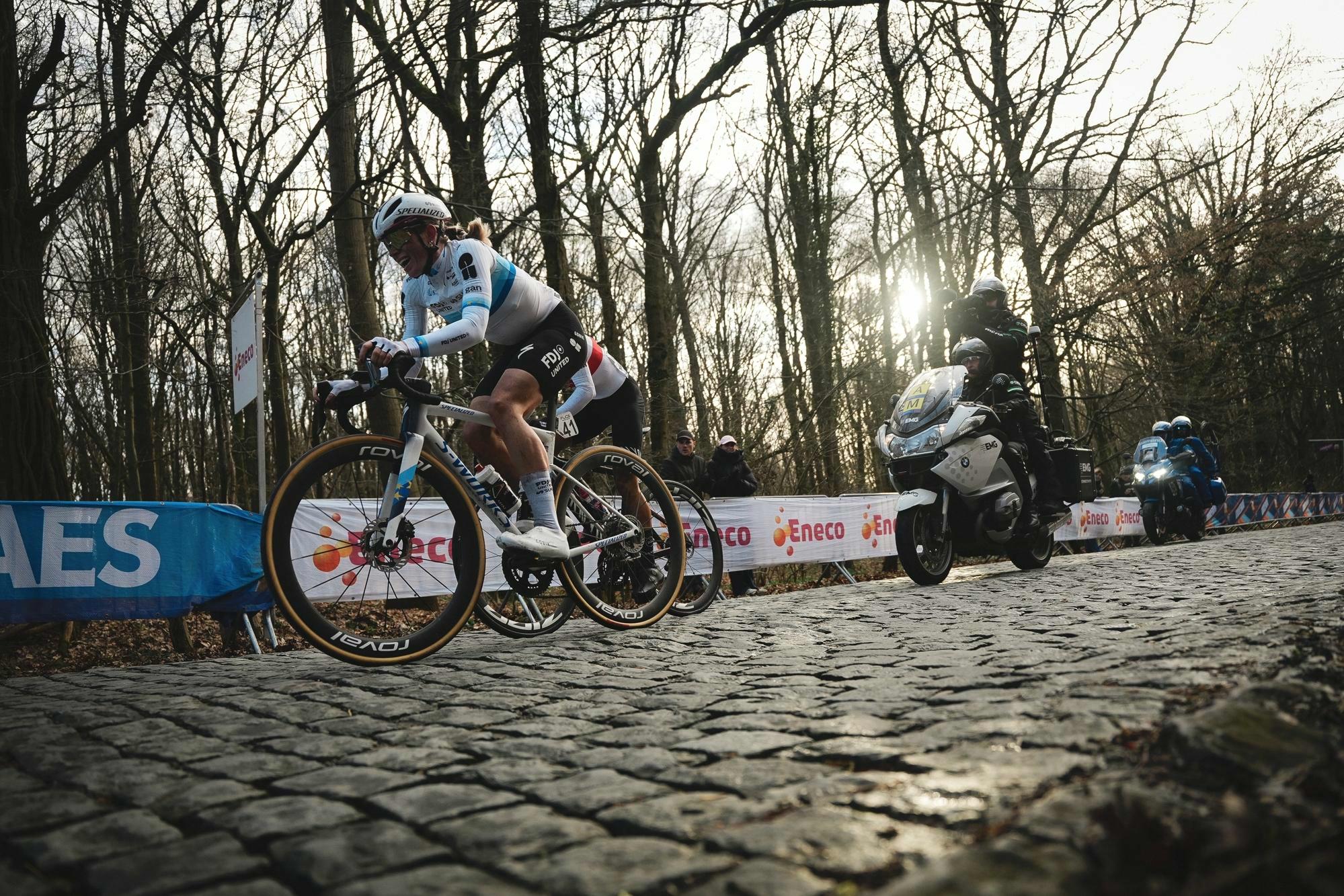 Vollering beats Niewiadoma-Phinney at the finish