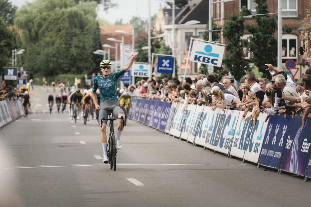 Bart Kortleve résiste au peloton lors du Circuit le Nieuwsblad U23