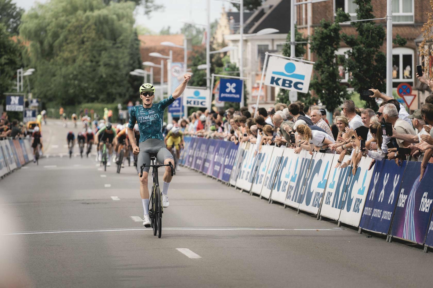 Bart Kortleve holds off peloton in the Omloop het Nieuwsblad U23
