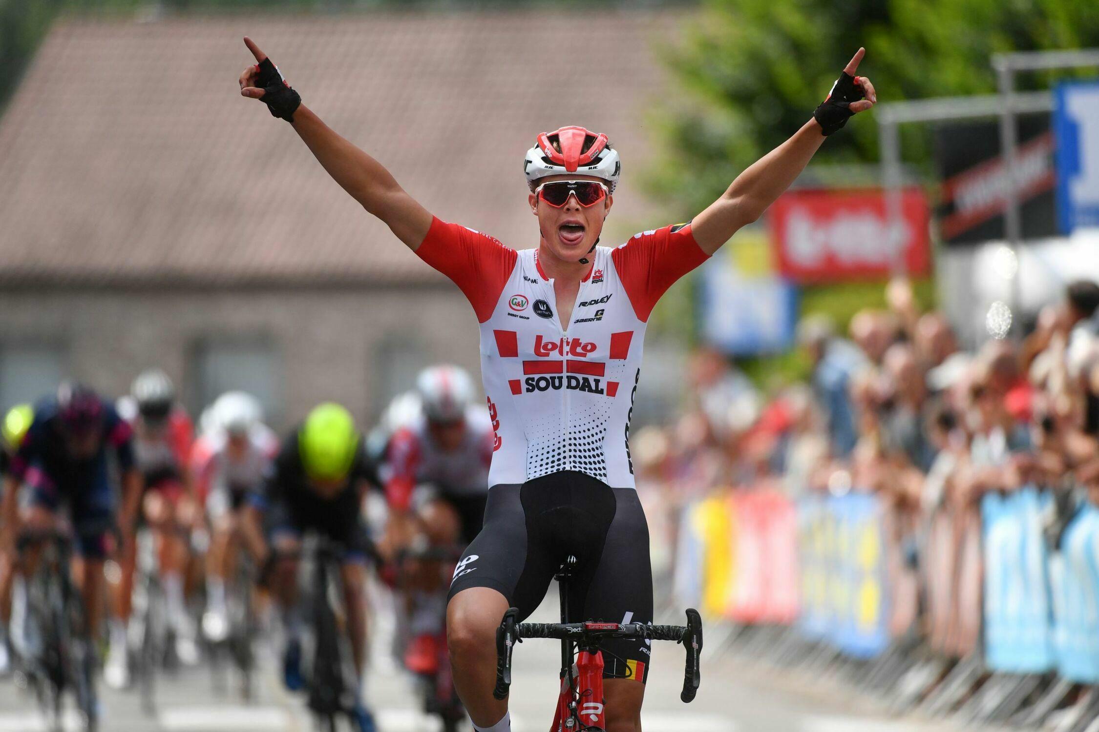 Ward Vanhoof narrowly holds off sprinting peloton